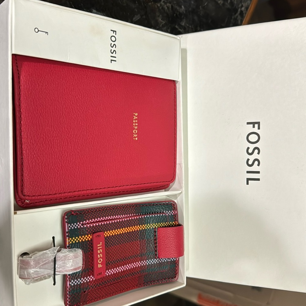 New in box Fossil Travel kit. Sofia Passport set. Red passport holder + Tag